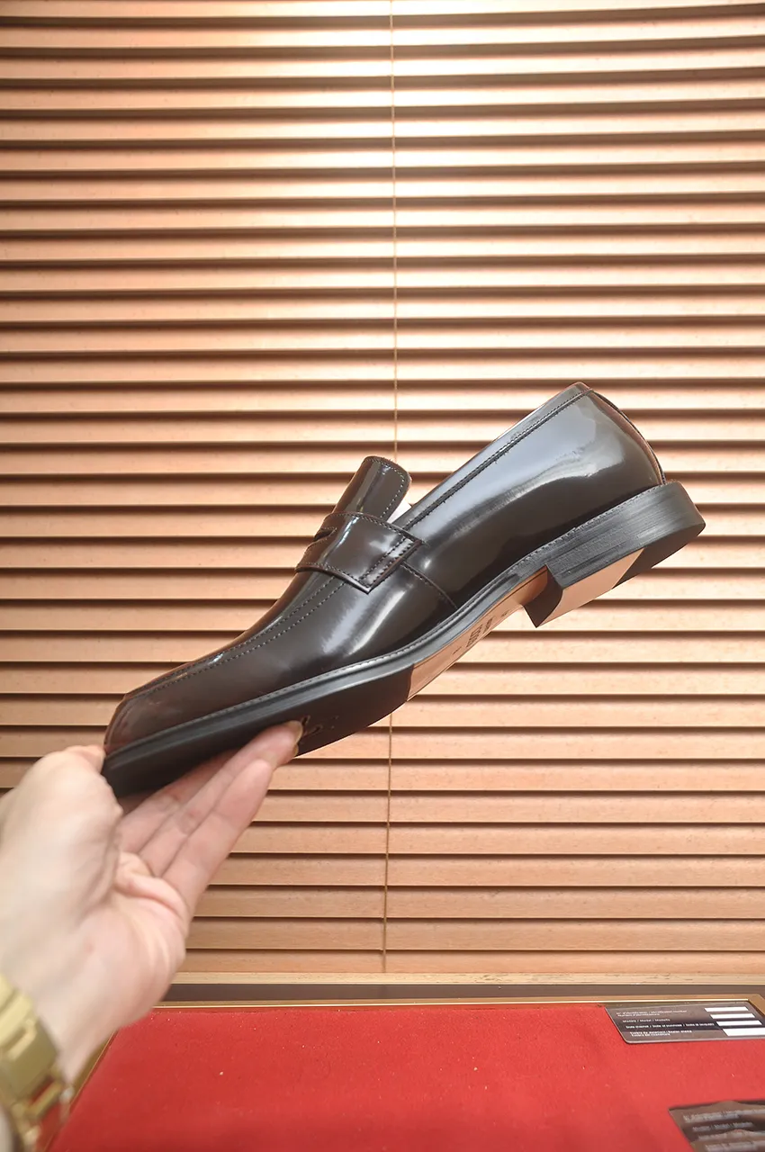 Men's shoes💰500💶Italy's top luxury men's shoe giant (GUCCI) (Gucci) (full cowhide lining) new arrival🍃Original European style🔰 Pleasant to the eye😍In order to make the shoes more durable and non-deformable🌀The production continues to follow traditional methods but there is still no lack of innovation💪Choose original sheepskin for the leather♻️ Smooth and natural And extra bright ⭐Made of imported cowhide, the first choice of rich people 38-45 (45 customized)